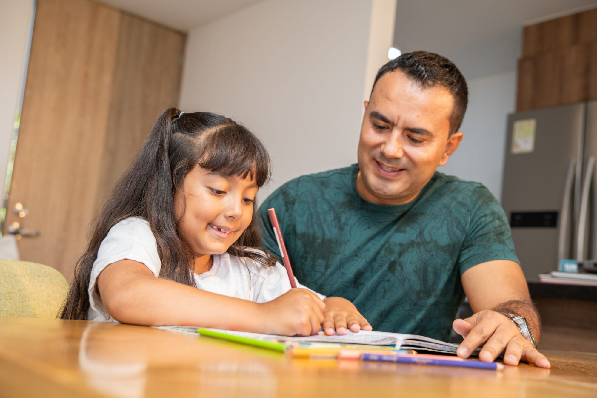 Familia feliz, cómo acceder a subsidios de vivienda VIS en Colombia