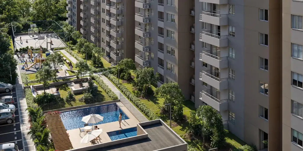 Vista aérea de zonas comunes con piscina, áreas verdes y edificios residenciales del proyecto Andes de Kantú, uno de los proyectos de vivienda en Barranquilla con espacios recreativos y diseño moderno.